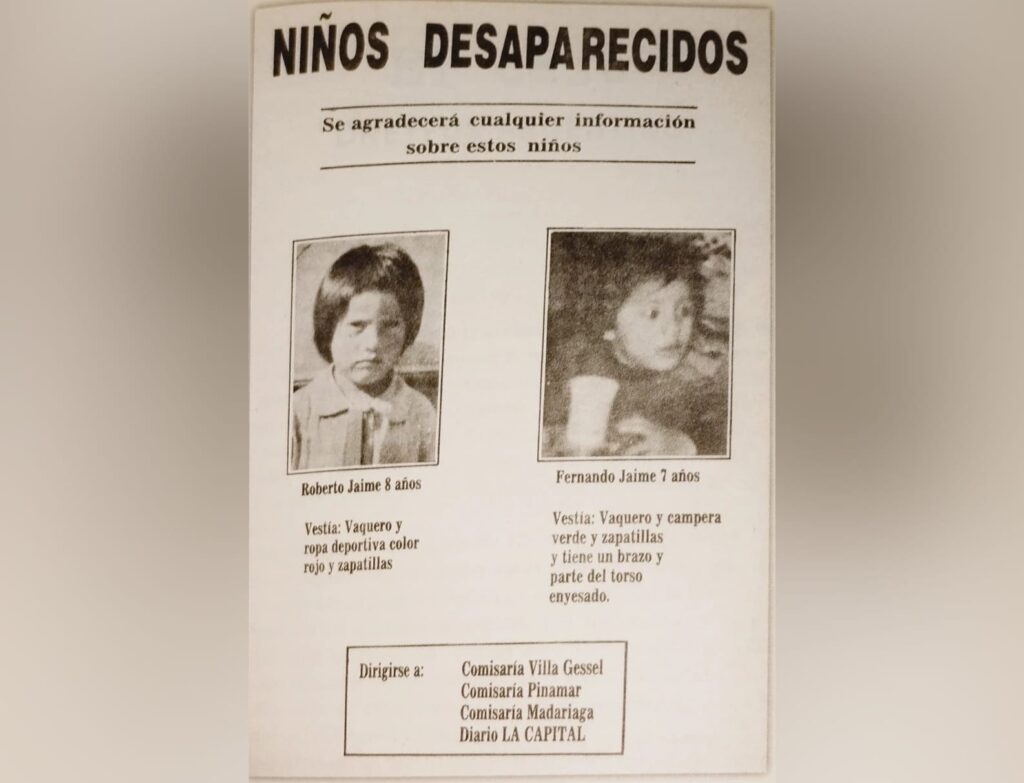 La imagen completa del afiche de la búsqueda de los hermanitos. (En "Crímenes Famosos", de Enrique Sdrech, citado por el blog 60 Líneas)