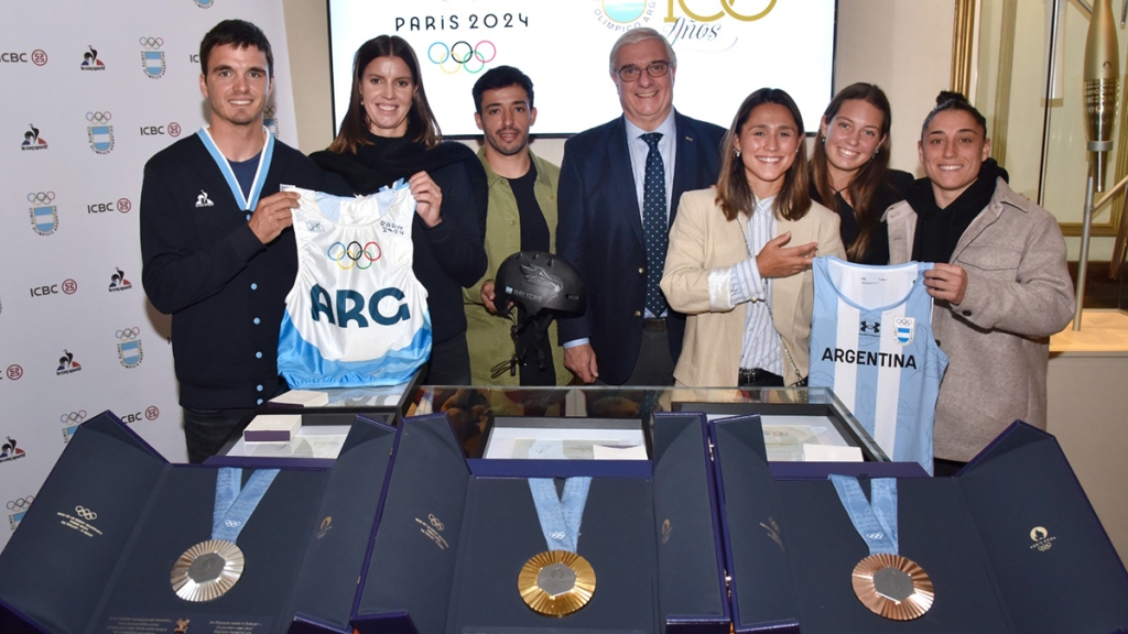 Eugenia Bosco y Mateo Majdalani, junto a José "Maligno" Torres y "leonas", los medallistas argentinos en París 2024. - Comité Olímpico Argentino -