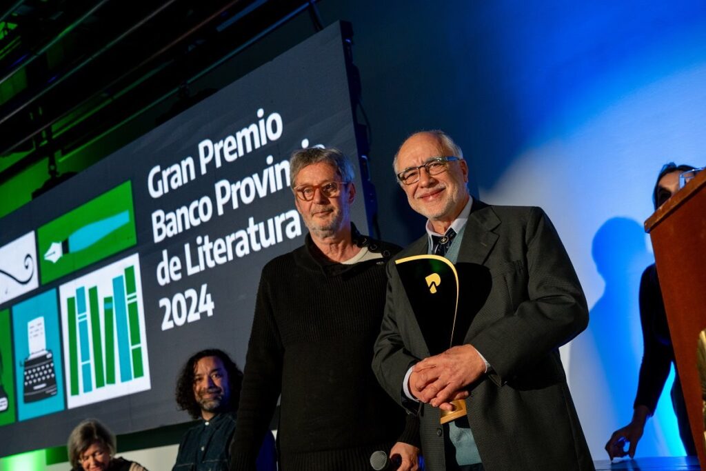 El ganador del primer premio, Fernando Roberto Momo, junto a Federico Jeanmaire. (Prensa Bapro)