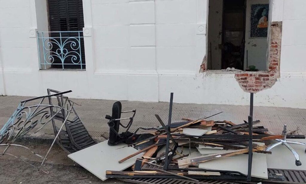 Restos que dejó el estallido. (La Brújula 24)