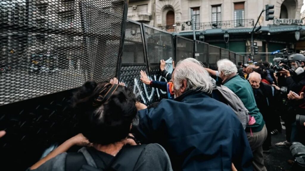 Tensión en las afueras del Congreso. - EFE -