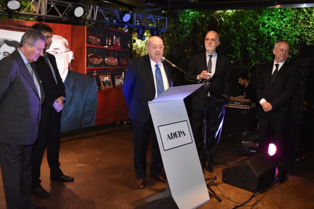 Guillermo Ignacio tras recibir la distinción. (Adepa)