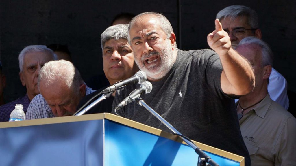 Pablo Moyano y Héctor Daer durante el paro general del 24 de enero de 2024. (Télam)