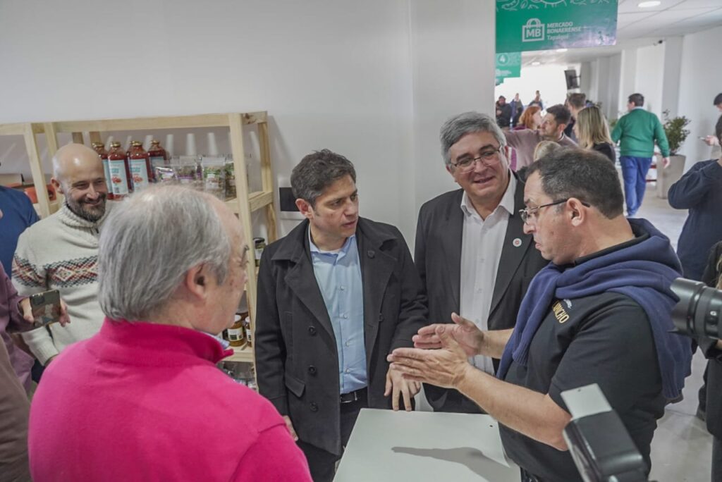 Axel Kicillof y Javier Rodríguez en el nuevo mercado en Tapalqué. (Prensa MDA)