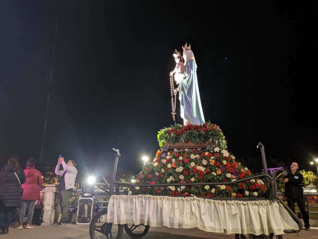 La Virgen del Rosario de San Nicolás recibe a los peregrinos desde la madrugada. (El Norte)