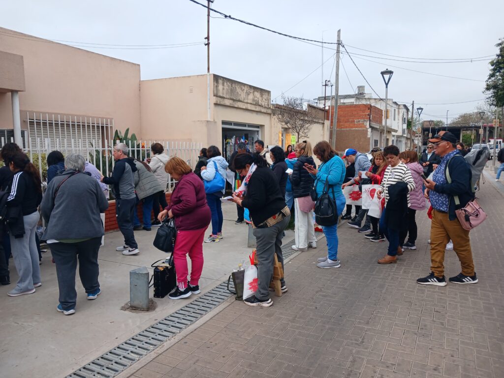 Los fieles en la casa de Gladys Quiroga de Motta. (El Norte)