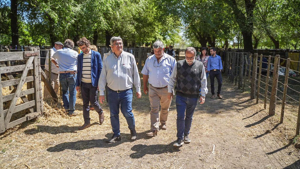 El ministro Javier Rodríguez recorrió la Expo Rural Dolores que se lleva a cabo en el predio de la Sociedad Rural local.