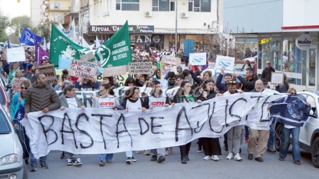 Marcha universitaria en Necochea. - Ecos Diarios -