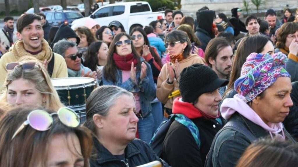 La marcha universitaria en Tres Arroyos. - La Voz del Pueblo -