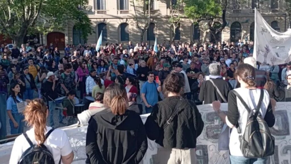 La marcha universitaria en Pergamino. - Diario La Opinión -