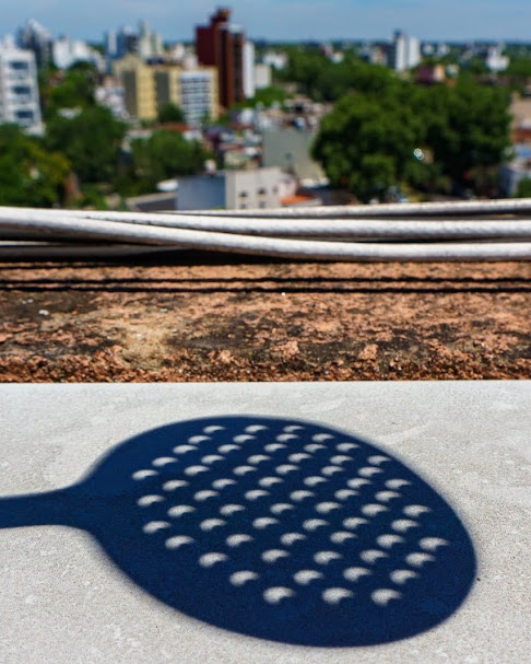 Es posible “ver” un eclipse solar en una espumadera. (DIB | Marcelo Metayer)