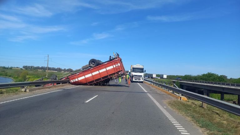 El camión volcado en el puente. (Semanario La Opinión)