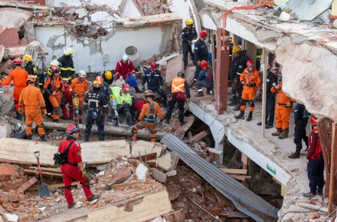 Derrumbe en Villa Gesell: sigue el operativo con una potente grúa que agiliza las tareas